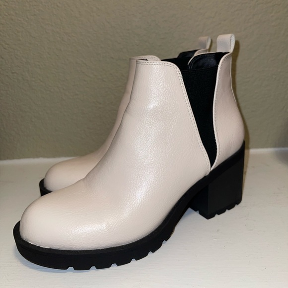 Chelsea Boots - Picture 2 of 5
